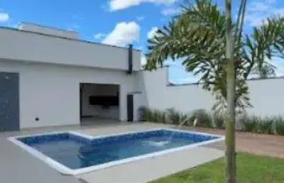 Casa térrea no nova gardenia, 03 suites , 01 master com espaço para closet , sala ampla com pé direito 6 mts e lustres instalados, cozinha planejada