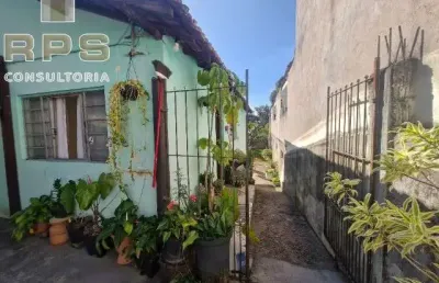 Casa a venda pertinho do terminal rodoviário urbano no jardim imperial, com 3 quartos e muito quintal.