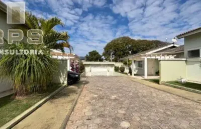 Excelente casa térrea em  condomínio no jardim morumbi em atibaia, rua tranquila, 3 dormitórios, 2 vagas, quintal amplo, móveis planejados e piscina
