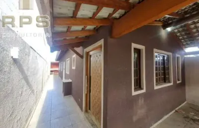 Casa térrea com 2 dormitórios, vagas de garagem cobertas, cozinha espaçosa com armários no bairro nova atibaia