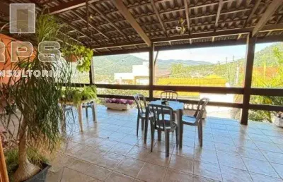 Casa à venda no recreio maristela, 3 dormitórios com 1 suite, quintal, edícula completa, porteira fechada, ampla varanda com vista para pedra grande.