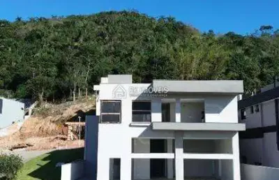 Casa com 4 suítes, piscina incrível e natureza ao redor – ingleses norte