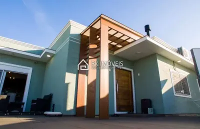 Linda casa com 228m² em condomínio fechado, 3 quartos sendo 2 suítes (uma master), piscina.
