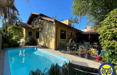 Casa com 4 dormitórios (2 suítes) - piscina - vaga para 2 carros!