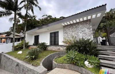 Casa com 3 quartos para alugar na Rua Professor Joaquim Santiago, Centro, São Francisco do Sul