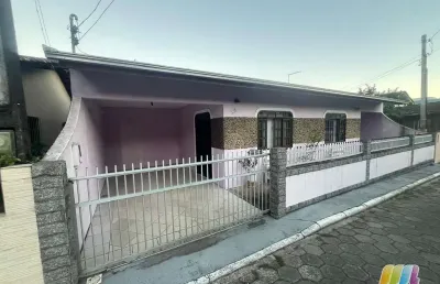 Casa a venda na região central de sào francisco do sul,sc.