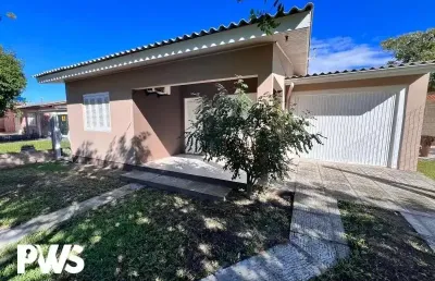 Casa com 03 dormitórios próximo ao mar em nova tramandaí