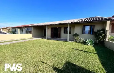 Casa com 03 dormitórios próximo ao mar em tramandaí sul