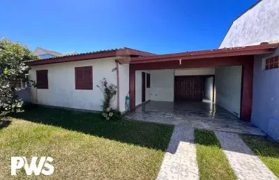 Casa com 05 dormitórios próximo do mar em tramandaí