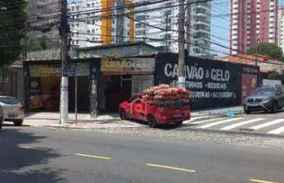 Ponto de esquina em avenida de alto fluxo de autos e pedestres.