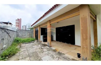 Vende-se: casa em tirol com potencial para negócios e investimento