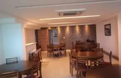 Exclusiva cobertura frente mar duplex de alto padrão com vista deslumbrante
