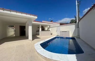 Vendo casa alto padrão com 2 suítes e piscina à 30 metros do mar