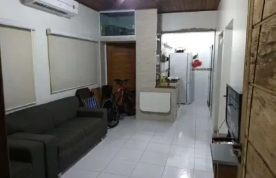 Vendo casa 2 dormitórios  / 300 metros da orla praia grande .