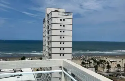Vendo cobertura com piscina e 3 dormitórios no canto do forte - vista livre