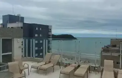 Apartamento alto padrão no canto do forte – apenas 70 metros da praia!