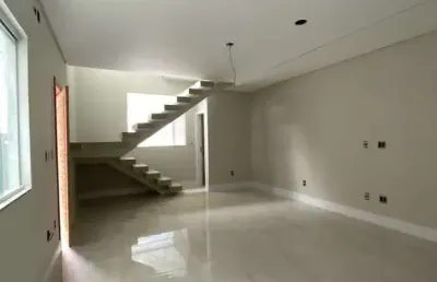 Sobrado de alto padrão na vila tupi: 3 suítes e conforto a 400m da praia
