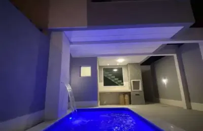 Sobrado com 3 suítes e alto padrão na vila tupi, a 400m da praia
