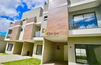 Sobrado em condomínio fechado com ático versátil e terraço privativo no xaxim