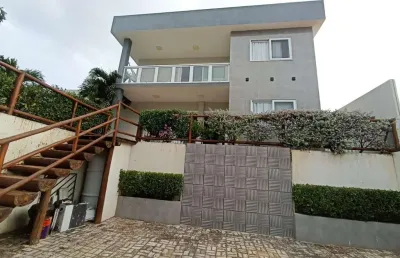 Casa em condomínio fechado com 4 quartos à venda na rua jurema, caixa d'água, lauro de freitas por r$ 989.000