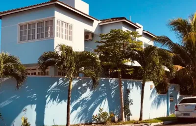Casa em condomínio fechado com 5 quartos à venda na 1ª travessa santos dumont, estrada do coco, lauro de freitas por r$ 1.450.000