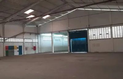 Galpão de 2.600 metros com pe direito de 10 metros e 8 metros.