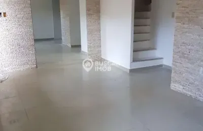 Casa com 3 quartos à venda na rua francisco das mercês, 219, buraquinho, lauro de freitas por r$ 615.000