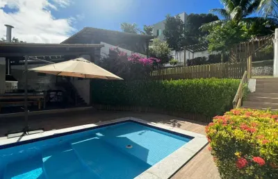 Casa composta por 4 suítes, duas  salas, cozinha, área eterna com jardim, uma  ampla área gourmet e piscina