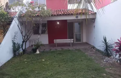 Casa em condomínio fechado com 2 quartos para alugar na rua joão marques oliveira, buraquinho, lauro de freitas, 100 m2 por r$ 2.500