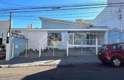 Casa com 3 dormitorios para alugar no centro, para fins, residencial ou comercial.