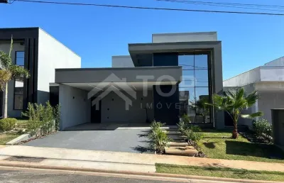 Linda casa com 3 dormitorios sendo uma suite a venda em condominio fechado, portaria 24 horas, sala com pe direito alto, janelas automatizada, ofuro, churrasqueira.