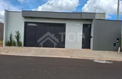Linda casa, de alto padrao com 3 dormitorios sendo 1 suite, com piso em porcelanato e piscina