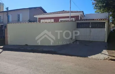 Excelente casa com 3 dormitorios, com espaco amplo para entrada de carros, com perfil comercial e residencial, proximo a santa casa