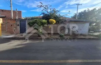 Vende-se 2 casas no mesmo terreno, sendo imoveis em otima localizacao