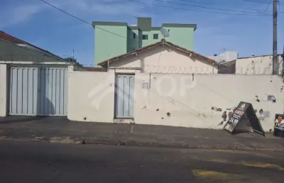 Casa ampla de 2 dormitorios, com entrada para varios carros, com edicula na melhor localizacao do bairro cidade jardim