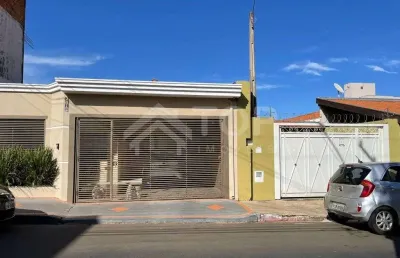 Excelente imovel, em otima localizacao no centro da cidade, com 2 dormitorios, sendo 1 suite e edicula