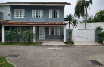 Casa sobrado em condominio, no centro, balneário camboriú/sc