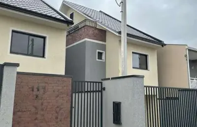 Triplex  à venda de frente para rua no xaxim em curitiba