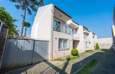 Sobrado duplex em condomínio com quintal de aproximadamente 50m²