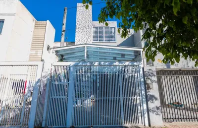 Sobrado com 3 suítes de frente para a rua no umbara
