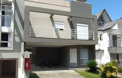 Casa em condomínio com terraço e passagem lateral  no bairro alto