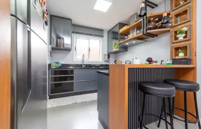 Sobrado triplex em condomínio localizado próximo ao shopping palladium