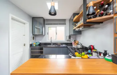 Sobrado triplex em condomínio localizado próximo ao shopping palladium