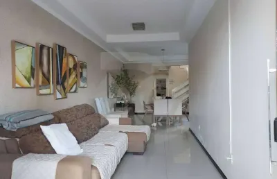 Casa duplex com 5 quartos, suíte com closet e excelente localização