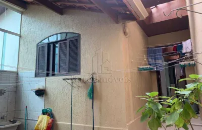 Espaçoso imóvel com 4 dormitórios e 2 vagas cobertas na garagem