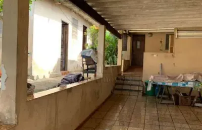 Casa térrea com 3 quartos, suíte e sótão em terreno amplo em santo andré