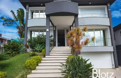 Exclusiva mansão com 3 suítes, mobiliada e decorada, em condomínio fechado na prestigiada praia dos ingleses – florianópolis/sc