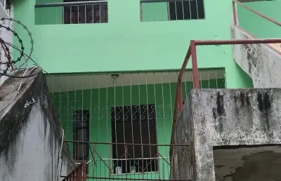 Casas de  2 e 4 em itapuã,  rua enfrente ao banco do brasil