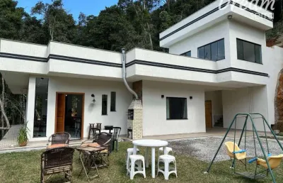 Casa com 3 dormitórios à venda, 240 m² por r$ 1.150.000,00 - albuquerque - teresópolis/rj