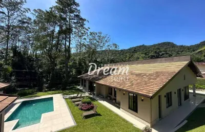 Casa com 4 dormitórios à venda, 497 m² por r$ 4.980.000,00 - comary - teresópolis/rj